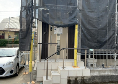 【玄関】 | 林中古戸建 | 玄関は家の顔と言っても過言ではありません。現地を見学する際は玄関の広さや全体のバランスなどを見てみるといいでしょう。一般的なアプローチのしやすさだけではなく、お年寄りにも優しい設計のものだと安心です。