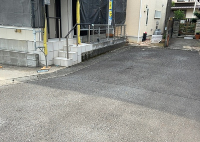 【前面道路含む現地写真】 | 林中古戸建 | 住宅用の土地では前面道路に2m以上接していなければならないと法律で定められています。しかし、お持ちの車のサイズやライフスタイルなどにより、2mでは利便が悪い場合もございますので、事前に確認しましょう。