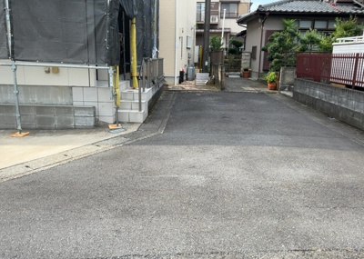 【前面道路含む現地写真】 | 林中古戸建 | 道幅が広い場所は日当たりや風通が良好です。幅が広いのですれ違いも可能ですし大きな車でも駐車可能！一方で、大型車が通ることも多くなるため交通量の増加により騒音に繋がります。また土地の値段が高くなります。