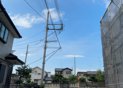 【展望】 | 林中古戸建 | 桜や紅葉の名所に出かける人は多いと思いますが、家にいながら季節の移ろいを感じる生活を送りませんか？リビングや窓から見える景色が生活を彩るワンポイントに！現地から見える景色を堪能してみては如何でしょう。