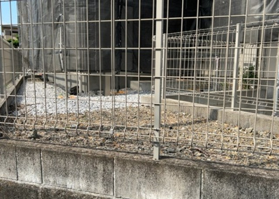 【庭】 | 林中古戸建 | 庭があることでガーデニングや家庭菜園はもちろん、こどもの遊び場やペットを放して遊ぶことができます。また、家の周囲に余裕があるということです。隣地との間があれば、十分な日当たりと、風通しが確保できます。