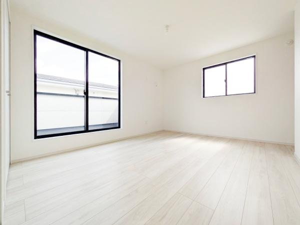 横浜市緑区北八朔町の新築一戸建の洋室|二面採光の明るく、落ち着きのある洋室！
休日はこちらでおくつろぎ下さい♪