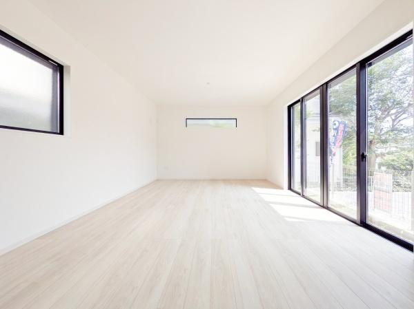 横浜市緑区北八朔町の新築一戸建の居間・リビング|明るいLDK！！
陽当たり良好です。
