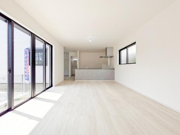 横浜市緑区北八朔町の新築一戸建の居間・リビング|対面式のキッチンはお料理中でも家族とのお話も弾みます。
