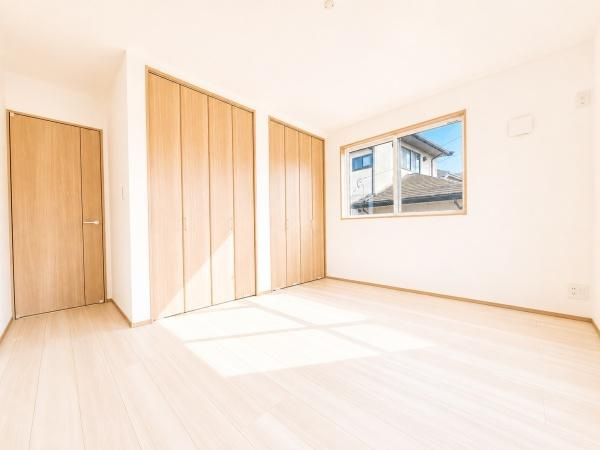 横浜市泉区白百合１丁目の新築一戸建の洋室|クローゼットもあるので収納にも困りません！
荷物が多い方にも安心です。