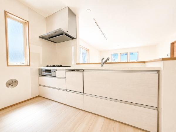 横浜市泉区白百合１丁目の新築一戸建のキッチン|広々としたキッチンは、
落ち着いて料理が出来ます！