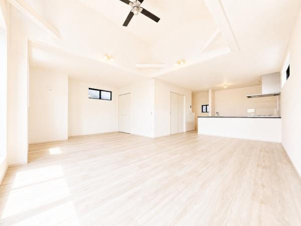 横浜市泉区中田南５丁目の新築一戸建の居間・リビング|家族が自然と集まるリビングは
落ち着きのある空間です♪