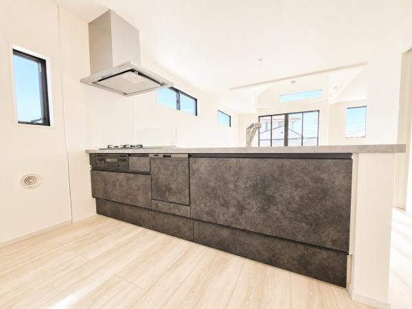 横浜市泉区中田南５丁目の新築一戸建のキッチン|広々としたキッチンは、
落ち着いて料理が出来ます！