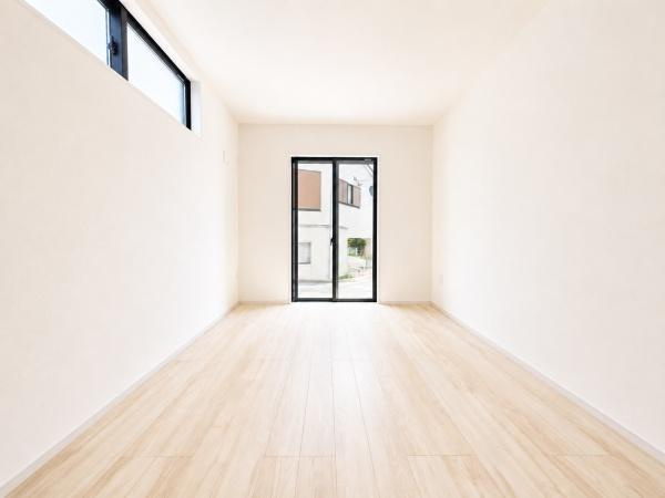 横浜市泉区中田南５丁目の新築一戸建の洋室|二面採光の明るく、落ち着きのある洋室！
休日はこちらでおくつろぎ下さい♪