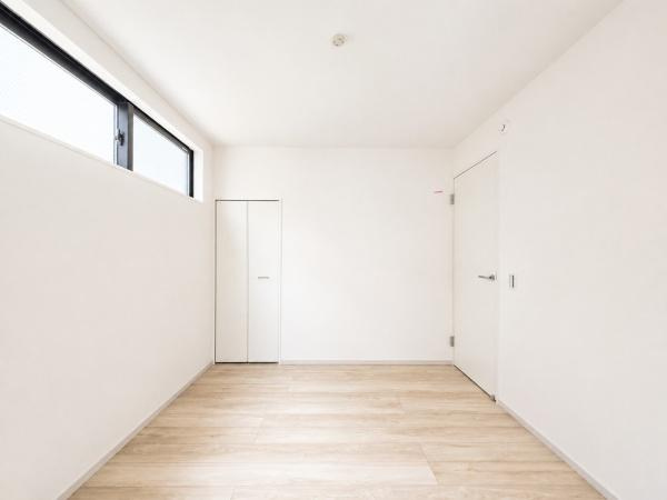 横浜市泉区中田南５丁目の新築一戸建の洋室|クローゼットもあるので収納にも困りません！
荷物が多い方にも安心です。
