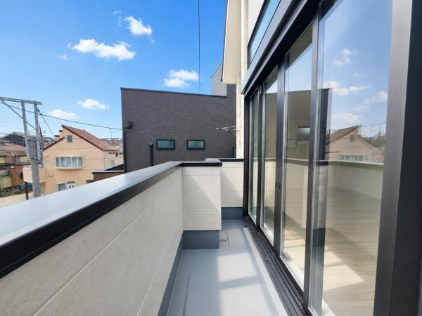 横浜市泉区中田南５丁目の新築一戸建のバルコニー|陽当り良好のバルコニー！
風通しもよく気持ちいいです