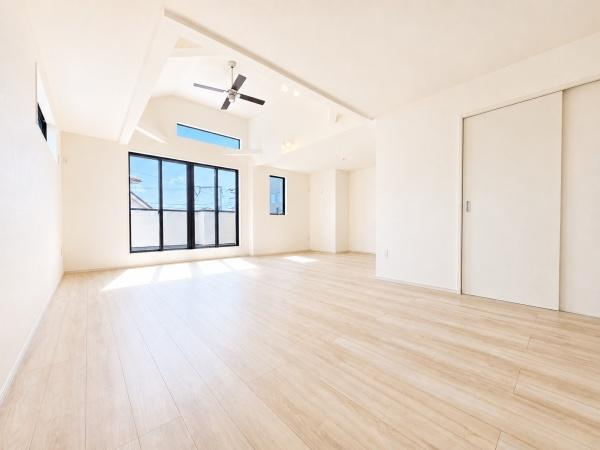 横浜市泉区中田南５丁目の新築一戸建の居間・リビング|吹抜けがある明るいリビング♪
解放感がありのびのび生活できます！