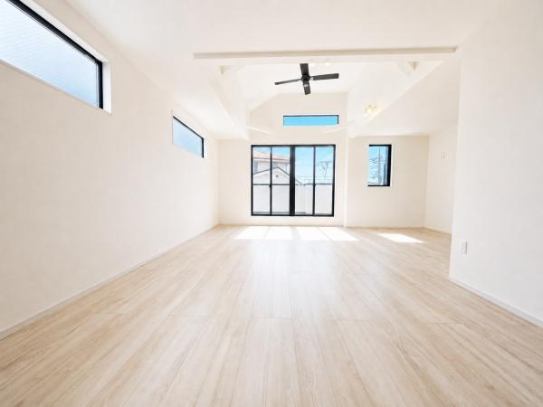 横浜市泉区中田南５丁目の新築一戸建の居間・リビング|窓からは明るい光が差し込みます！
電気をつけなくても明るいです。