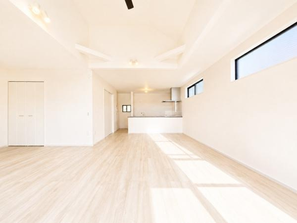 横浜市泉区中田南５丁目の新築一戸建の居間・リビング|自慢したくなるリビング！
形も良く家具の配置にも困りません。