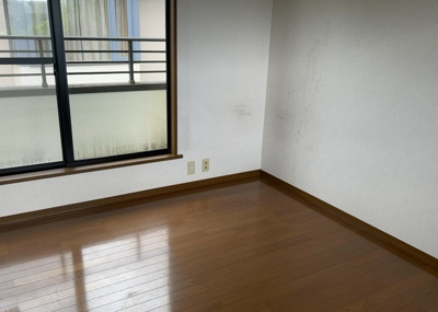 【洋室】 | 森の里中古戸建 | 洋室のメリットは重い家具が置きやすく、身の回りが整理しやすいことです。 床がフローリングのため畳とは異なり凹みにくいです。 クローゼットなど収納が豊富で、普段使わない旅行カバンや服の整頓も簡単にです。