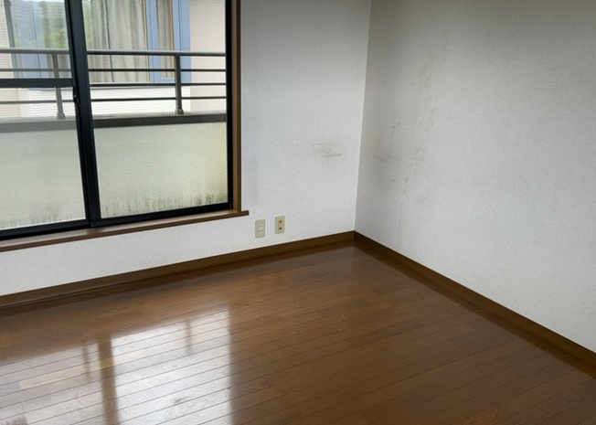 【洋室】 | 森の里中古戸建 | 洋室のメリットは重い家具が置きやすく、身の回りが整理しやすいことです。 床がフローリングのため畳とは異なり凹みにくいです。 クローゼットなど収納が豊富で、普段使わない旅行カバンや服の整頓も簡単にです。
