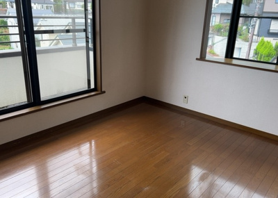 【寝室】 | 森の里中古戸建 | 寝室でゆっくりと過ごすためにはベッド周りの適度な空間を担保することや窓の位置、照明の明るさ、寝室の広さなどを考える必要があります。自身や家族の構成とライフスタイルに併せて寝室にする部屋を選びましょう！