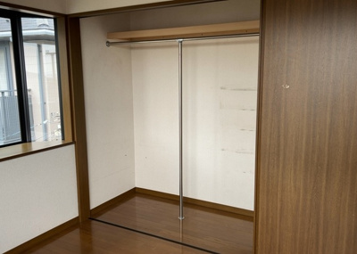 【収納】 | 森の里中古戸建 | デザイン性を重視しすぎて収納が少なかった！なんてことにならないため、事前に現地で収納の数を確認しておくことをお勧めします。クローゼット以外にも床下収納や屋根裏収納、パントリーなどもチェックしましょう。