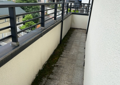 【バルコニー】 | 森の里中古戸建 | バルコニーは、室外の専用スペースのうち、「屋根がなく開放された空間」であるものを指します。ベランダより広いタイプのものが多く、日当たりもよいため家庭菜園などを楽しみたい人にとって適した環境となります。
