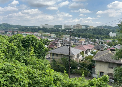 【展望】 | 森の里中古戸建 | 眺望を気にして物件を探す場合、前面に建物が建っていないか現地で確認しましょう！前面に建物があると景色はもちろん、日当たりや風通しにも影響が出てきます。住んだ時のことを想像しながら現地見学をしましょう。