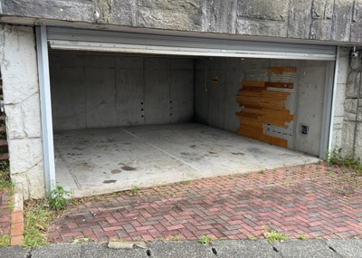 【駐車場】 | 森の里中古戸建 | 駐車場と明記されていても、最小スペースでつくられた駐車場だと大型車は駐車できなかったり、出入りしにくくなったりする可能性があります。お車のサイズと購入したい物件の駐車場のサイズを現地で確認しましょう。
