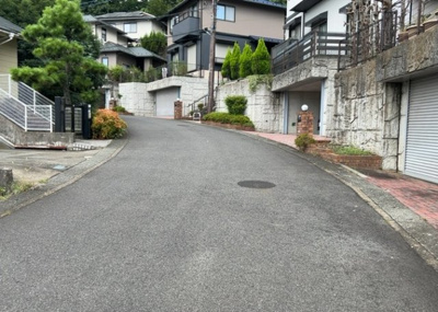 【前面道路含む現地写真】 | 森の里中古戸建 | 住宅用の土地では前面道路に2m以上接していなければならないと法律で定められています。しかし、お持ちの車のサイズやライフスタイルなどにより、2mでは利便が悪い場合もございますので、事前に確認しましょう。
