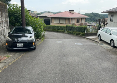 【前面道路含む現地写真】 | 森の里中古戸建 | お持ちの車種によっては前面道路が広い方が便利でしょう。しかし、前面道路が広ければその分交通量が多くなるため、騒音などが気になる場合があります。実際に現地を見学し、周辺交通量や騒音などを確認しましょう！