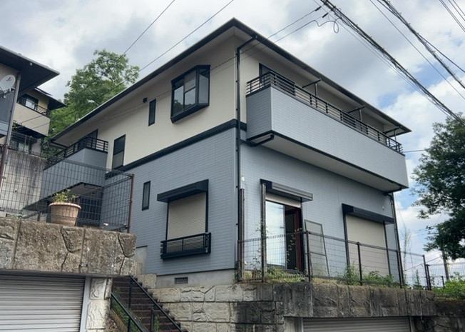 【外観】 | 森の里中古戸建 | 現地に行くなら、物件の周囲の地形がどうなっているかを見ることも大切です。周辺より低くなっている土地では、大雨などで水が集まりやすいため、地盤が弱くなっているということも考えられるため、注意が必要です。