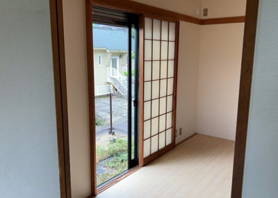 【内装】 | 森の里中古戸建 | サッシは、ガラス窓に使用される金属製の窓枠です。一般的に住宅建築では、金属製建具工事の段階でガラス類・玄関などと同時に設置されます。種類や構造により断熱性能や遮音性能が異なるので現地でご確認ください。
