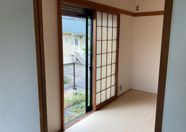 【内装】 | 森の里中古戸建 | サッシは、ガラス窓に使用される金属製の窓枠です。一般的に住宅建築では、金属製建具工事の段階でガラス類・玄関などと同時に設置されます。種類や構造により断熱性能や遮音性能が異なるので現地でご確認ください。