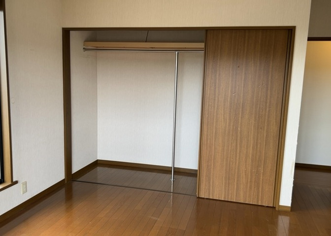 【収納】 | 森の里中古戸建 | ウォークインクローゼットがあれば、クローゼット内でコーディネートが完成できますし、季節の変わり目に行う衣替えの手間も省けます。また、スーツケースなど大きいものもしまうことができ使い勝手がよいです。