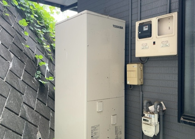 【発電・温水設備】 | 森の里中古戸建 | 省エネ給湯器とは従来型の給湯器より熱効率が高く、少ない燃料でたくさんのお湯を沸かすことが出来る高効率な給湯器のことを指します。また、省エネ給湯器には種類があり、利便性や効果なども様々です。