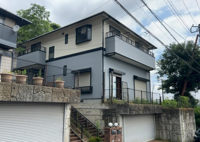 【構造・工法・仕様】 | 森の里中古戸建 | 木造住宅とは土台、壁、柱など建築物の強度を支える構造体の材に木が使用されている構造を指します。構造体は建物の自重を支えるだけではなく風圧や水圧、積裁荷重などあらゆる衝撃に耐えるための基礎です。