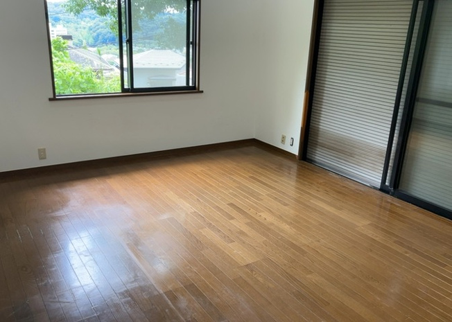 【居間・リビング】 | 森の里中古戸建 | 直線タイプはLとDKを一直線に並べた形で対面キッチンのタイプです。一般的なのでよく見かけるかもしれません。直線タイプに似た直接アイランドタイプは、キッチンとダイニングの間に壁がない分広く感じられます。