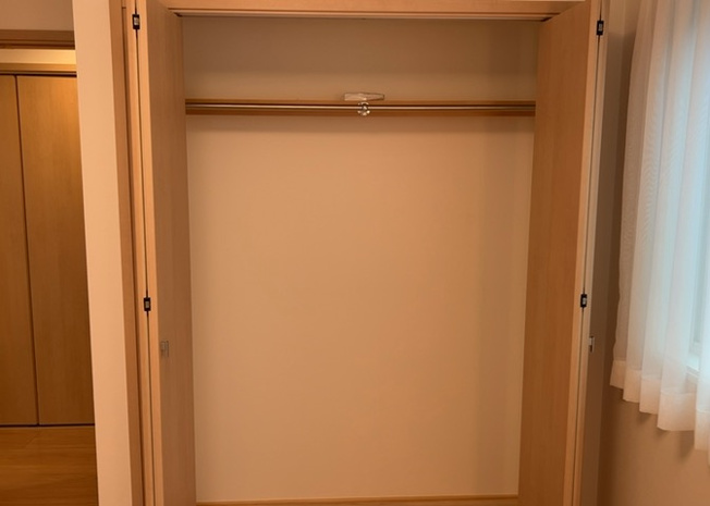【収納】 | 飯山南中古戸建 | ウォークインクローゼットがあれば、クローゼット内でコーディネートが完成できますし、季節の変わり目に行う衣替えの手間も省けます。また、スーツケースなど大きいものもしまうことができ使い勝手がよいです。