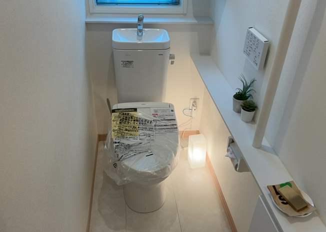 【トイレ】 | 飯山南中古戸建 | トイレは大きさや形、機能、抗菌性などが異なる多種多彩なタイプが各メーカーから出ています。それぞれに良さがあるため、事前にどういったタイプのトイレがいいのかをご家庭内で決めて、内見に行くといいでしょう。