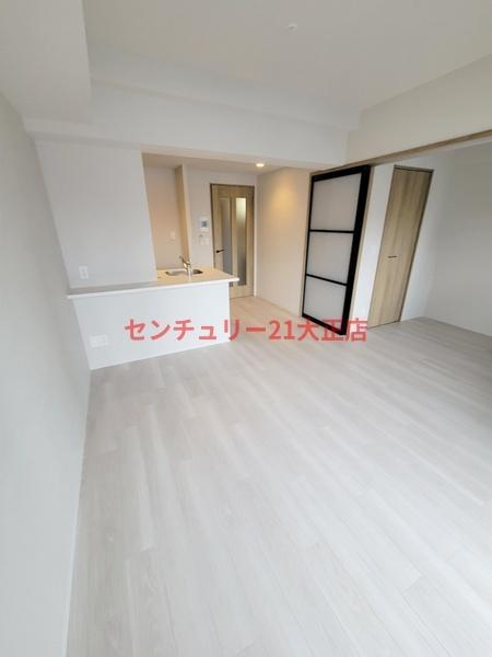 Louis Residence 弁天町の居間・リビング|★アクセントクロスもおしゃれですね★