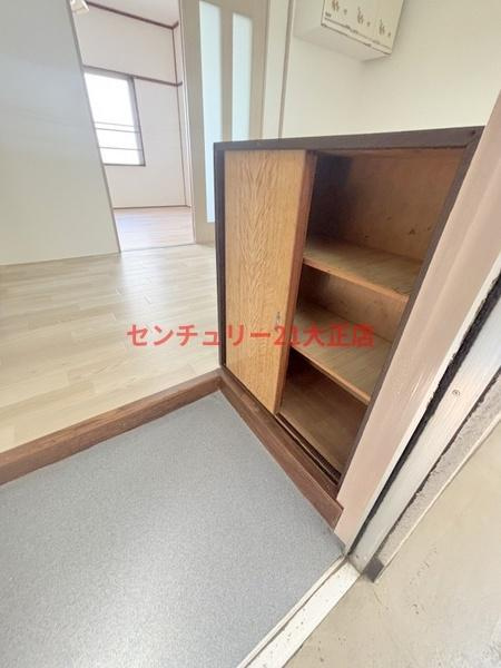 大阪市港区市岡元町２丁目の賃貸マンションの玄関