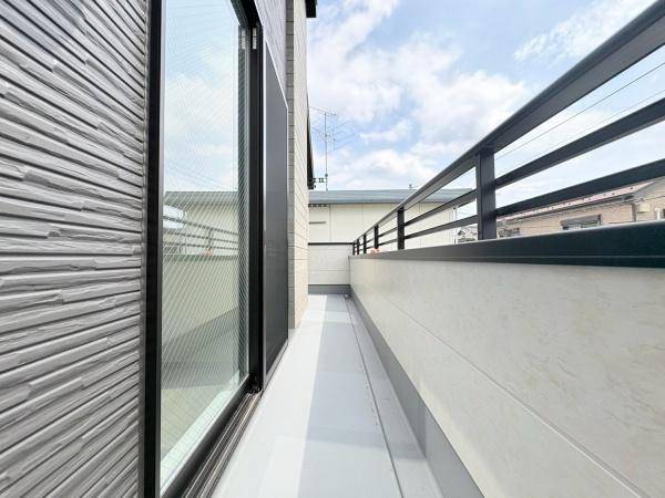 大和市上和田の新築一戸建のバルコニー|２階バルコニーです。陽当りが良く冬でも洗濯物がよく乾きそうですね。