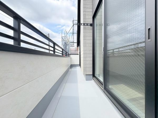 大和市上和田の新築一戸建のバルコニー|お布団やご家族の洗濯物が干せるスペースがあるバルコニー。