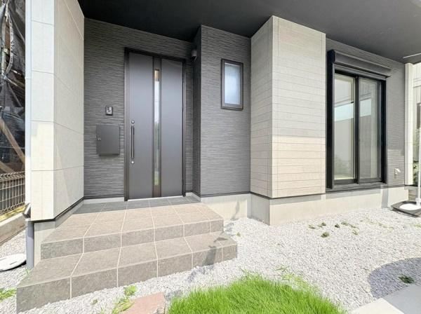 大和市上和田の新築一戸建の玄関|外から見た玄関です。