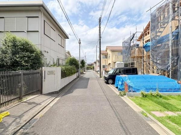 大和市上和田の新築一戸建の前面道路含む現地写真|閑静な住宅地の落ち着いた住環境です。