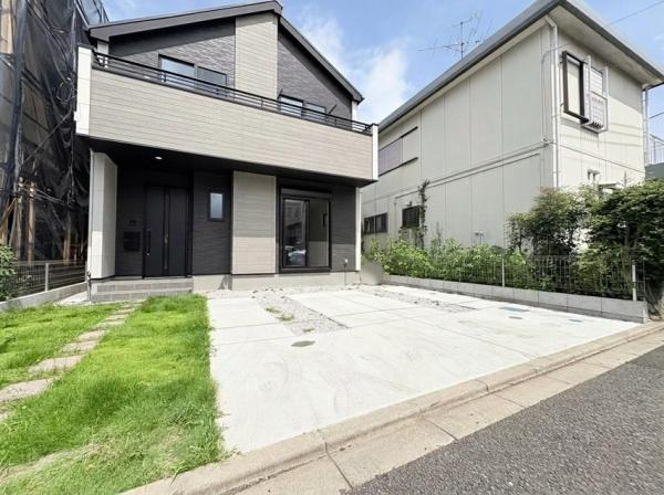 大和市上和田の新築一戸建の駐車場|2台分の駐車スペースが敷地内に確保されています。（車種によります。）前面道路からの出入りもしやすい設計です。車の駐車がしやすく日常の利用に便利です。ゆとりのあるスペースがポイントです。