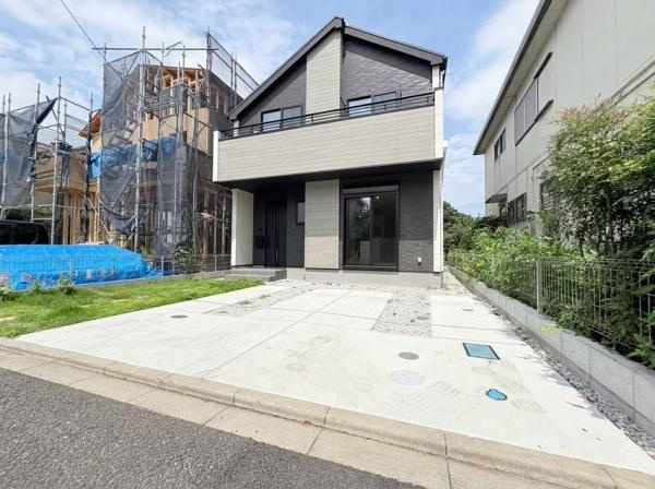 大和市上和田の新築一戸建の駐車場|車１台と大型バイク、または自転車など生活スタイルに合わせて駐車可能です。