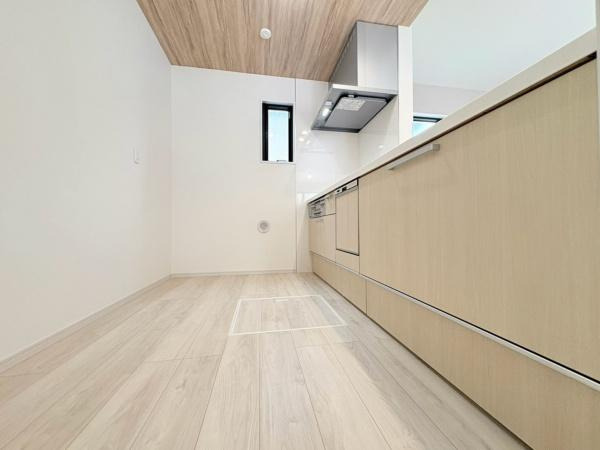 大和市上和田の新築一戸建のキッチン|全体的にゆとりがあるスペースのキッチンです。