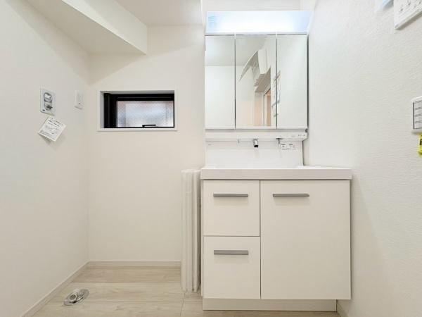 大和市上和田の新築一戸建の独立洗面台|洗面室はゆとりある広さで、洗面台・洗濯機をまとめて配置しても窮屈さを感じさせません。室内は清潔感があり、内覧時の印象も良好です。毎日使う場所だから広さと清潔さは暮らしの快適度に直結するポイントです。