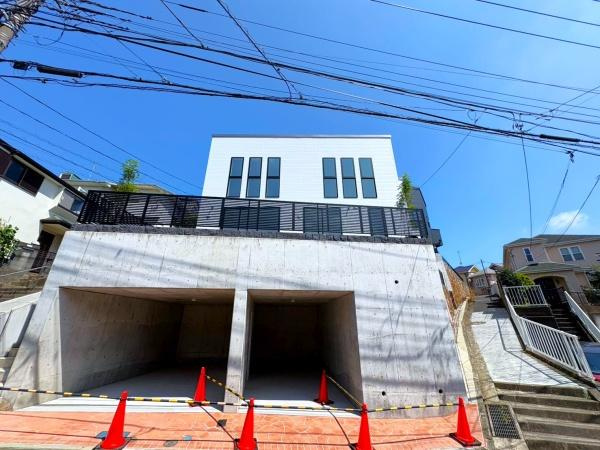 横浜市港北区篠原東２丁目の新築一戸建の前面道路含む現地写真