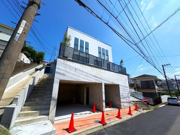 横浜市港北区篠原東２丁目の新築一戸建の前面道路含む現地写真