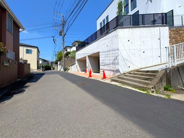 横浜市港北区篠原東２丁目の新築一戸建の前面道路含む現地写真