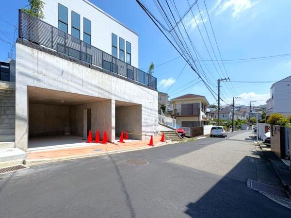 横浜市港北区篠原東２丁目の新築一戸建の前面道路含む現地写真